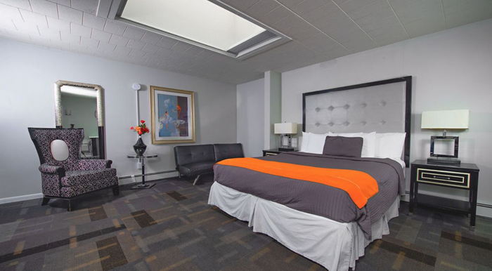 Hotel Royal Oak (Jones Motel, Jones Royal Motor Inn) - Web Listing (newer photo)